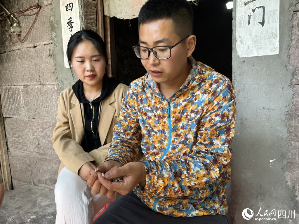 “90后”夫妻返乡创业：养殖白僵蚕 铺就致富路(图3)