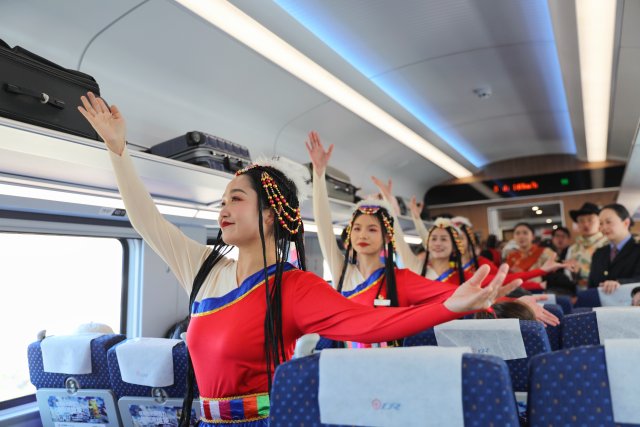 开屏观察｜丽香铁路开通运营满一年累计发送旅客超317万人次(图2)