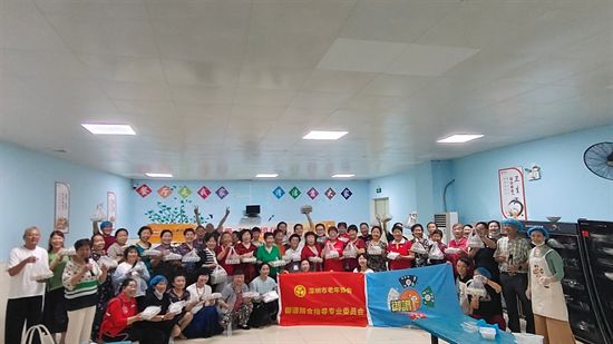 “感恩母亲节·民以食为安”社区联动包御谱馄饨亲子活动(图1)