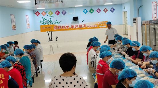 “感恩母亲节·民以食为安”社区联动包御谱馄饨亲子活动(图4)