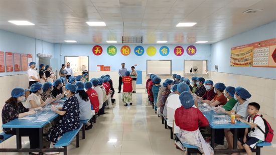 “感恩母亲节·民以食为安”社区联动包御谱馄饨亲子活动(图3)