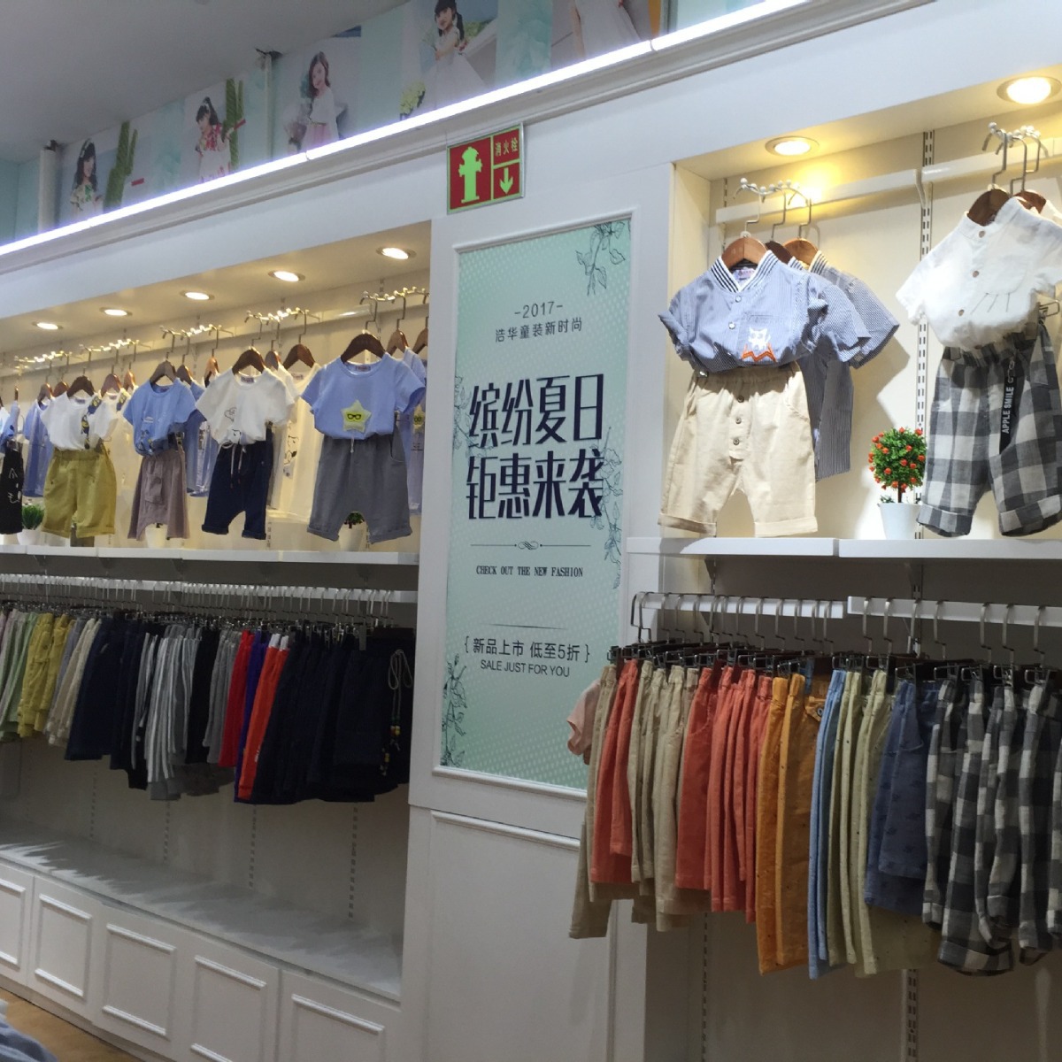 服装行业2025年发展预示：年轻群体需求推动市场变革(图1)