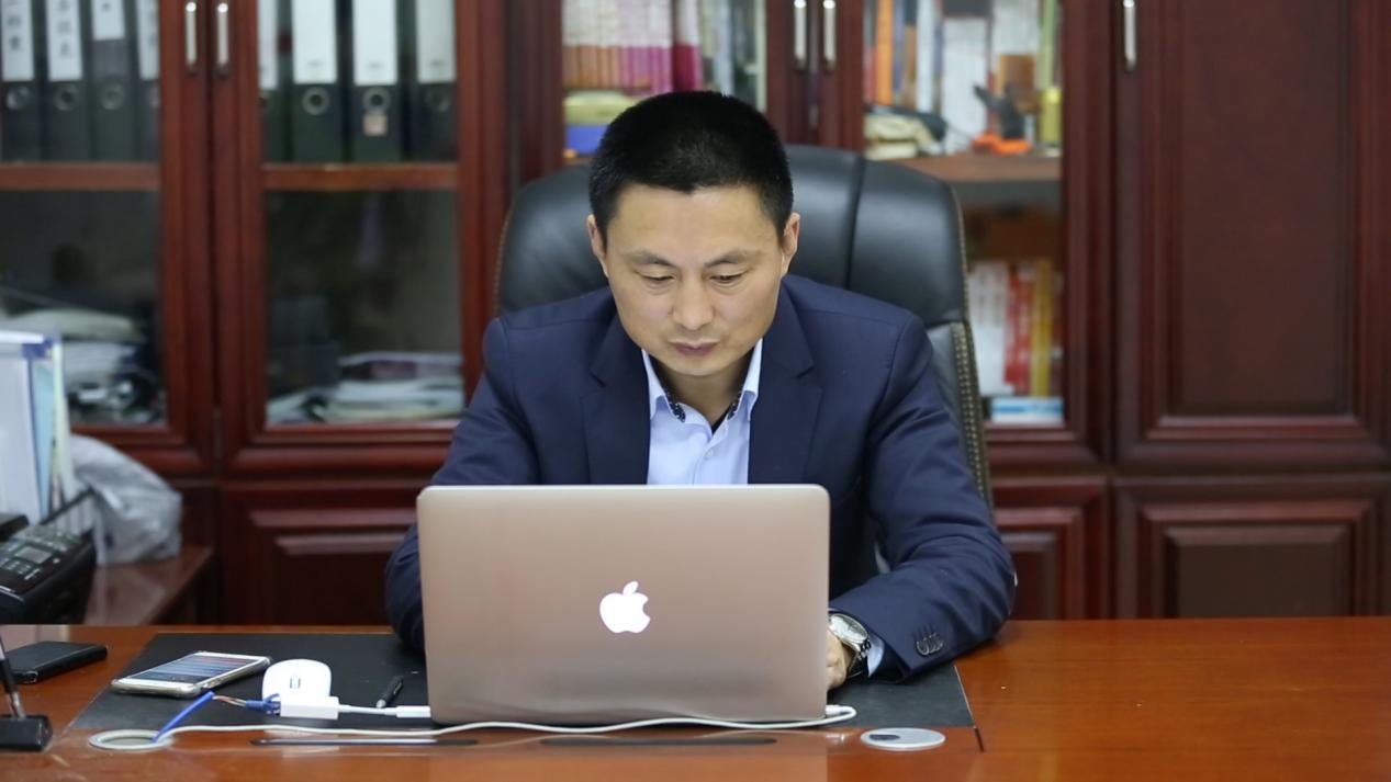 王洪：以“韧”为针以“创”为线织就鹰诺工作服装定制服装的匠心华章(图1)