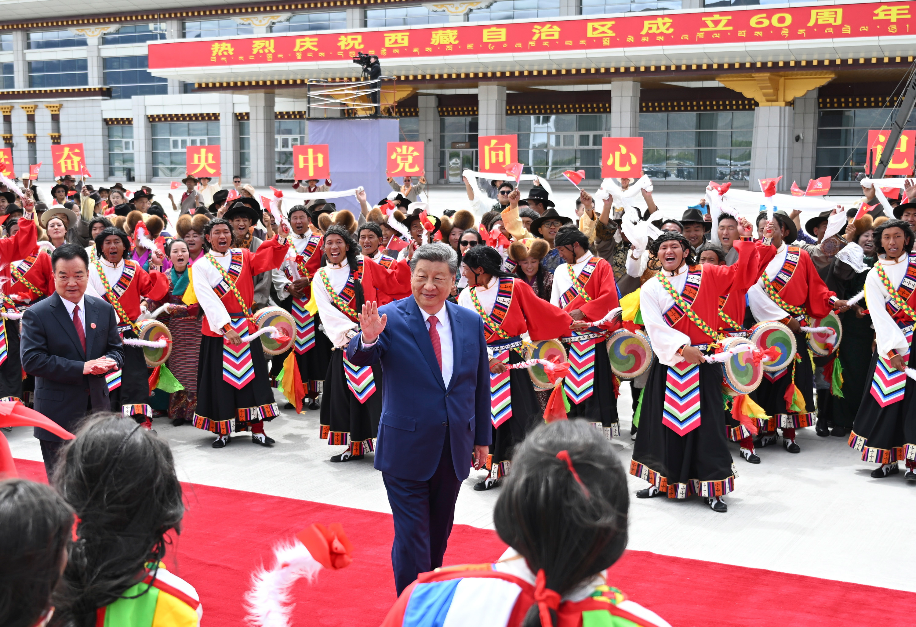 “共建中华民族共同体书写美丽西藏新篇章”——习近平总书记率中央代表团出席西藏自治区成立六十周年庆祝活动纪实‍‍(图2)