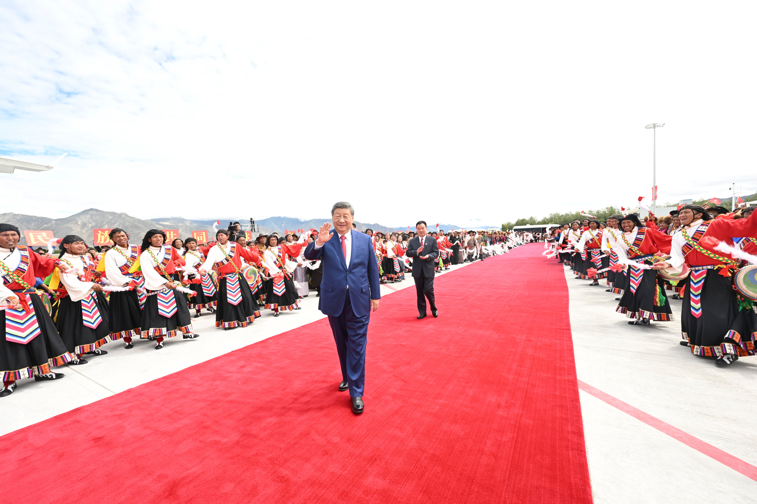 “共建中华民族共同体书写美丽西藏新篇章”——习近平总书记率中央代表团出席西藏自治区成立六十周年庆祝活动纪实‍‍(图5)