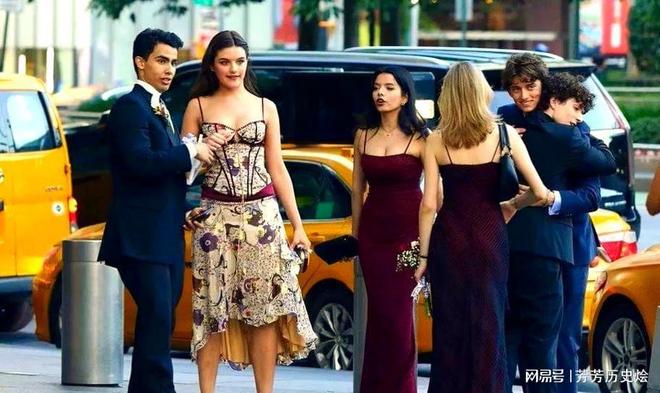 阿汤哥的女儿：身高超17米越长越像父亲穿衣风格和母亲一样(图7)