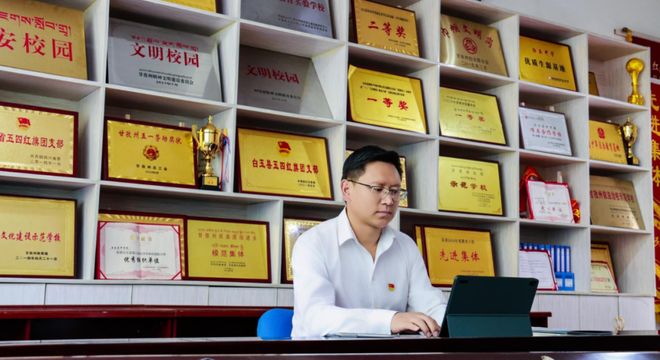 深度丨雪域高原的琢玉人——记甘孜州白玉县中学教师王斌(图2)