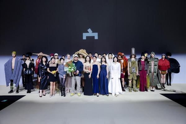 宀三登上海时装周诠释“宝盖在头上”的东方哲思(图2)