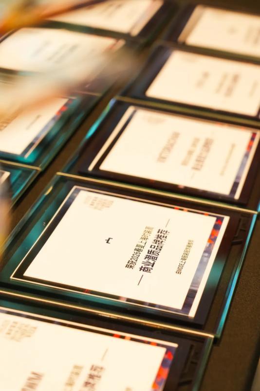 宀三登上海时装周诠释“宝盖在头上”的东方哲思(图5)