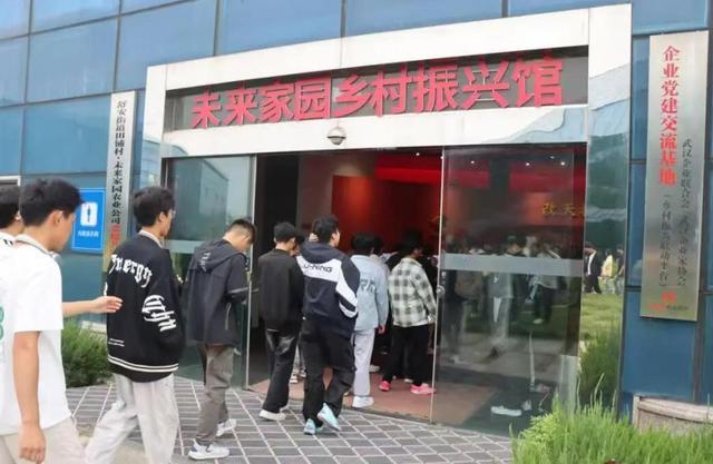 劳动+思政+科技——武汉城市学院劳动实践教育深耕育人新路径(图1)