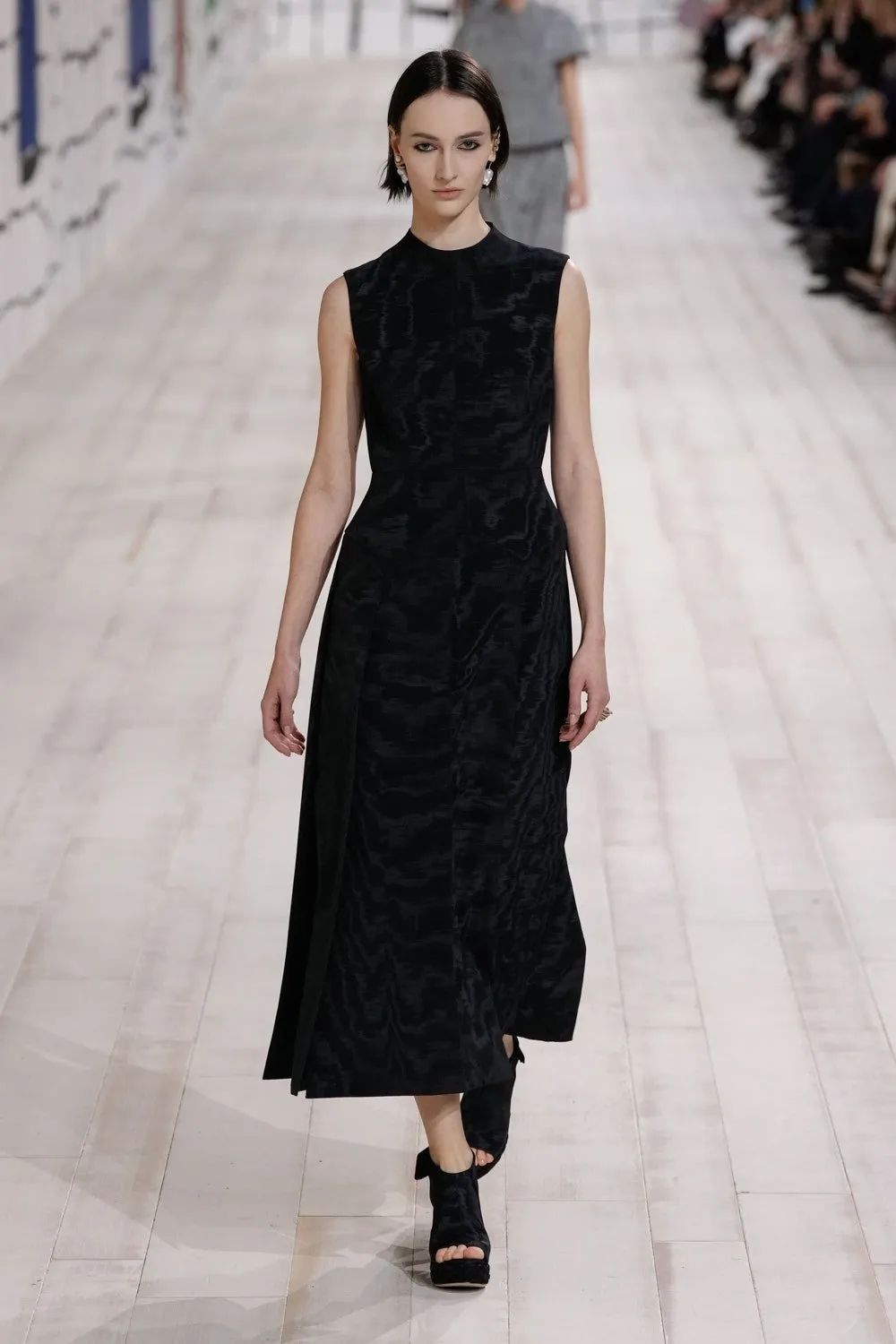 多所高校定制羽绒服卖爆品牌光环之下暗藏声誉之忧(图1)