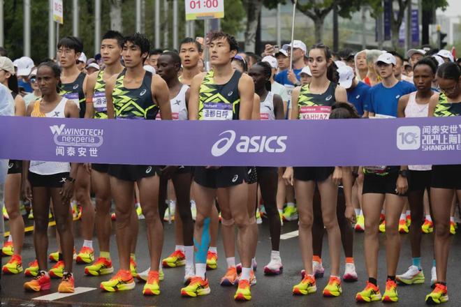 一年吸金330亿低调跑鞋卖爆中国(图1)