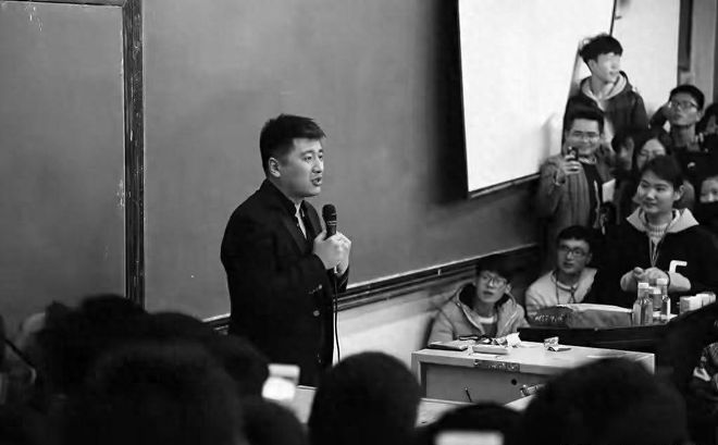 张雪峰公司楼下摆满悼念鲜花！室内还有花圈员工发声曝去世细节(图1)